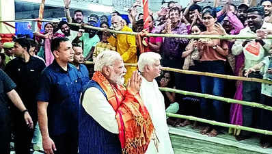Modi offers prayers at Sankat Mochan temple