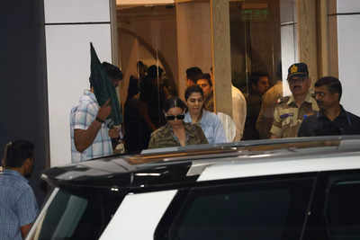 Shah Rukh Khan returns to Mumbai with wife Gauri Khan, daughter Suhana Khan, son AbRam, shields his face under umbrella