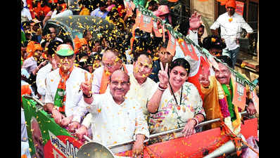 To sounds of dhol and drums, Irani rallies for BJP’s E Delhi candidate in Krishna Ngr