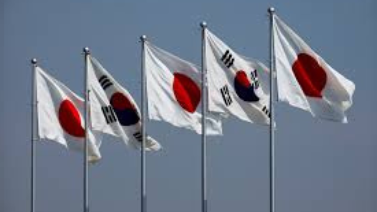 한국과 일본이 러시아-북한 무기 거래에 대한 제재를 발표했습니다.