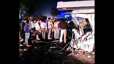 6 of a family killed as bus to Vaishno Devi hits truck
