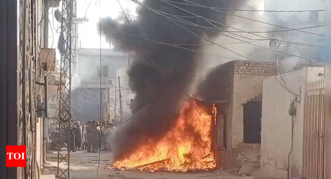 Massa menyerang seorang pria Kristen dan membakar rumahnya karena “penistaan ​​agama” di Pakistan
