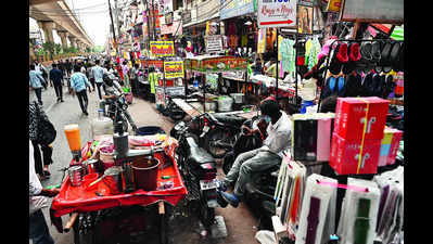 Eviction drive no deterrent, hawkers are back on Atta market’s footpaths