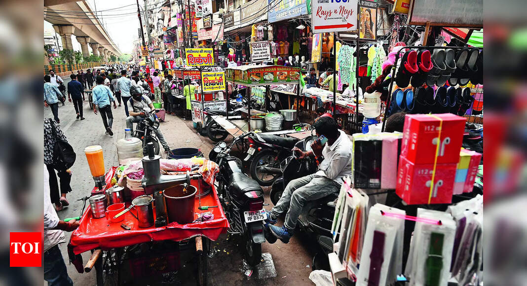 Atta Market: Eviction drive no deterrent, hawkers are back on Atta market's footpaths | Noida News - Vimarsana News