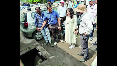 Shelar inspects clean-up work again, targets Uddhav over ‘London trip’