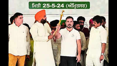 In Asr, Rahul says Constitution rooted in Guru Nanak’s ideals