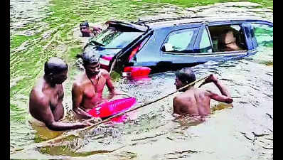Close shave for 4 Hyderabad tourists as app guides car into Kerala stream