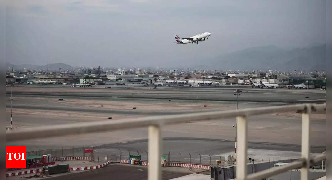 Kolkata airport wears deserted look as cyclone 'Remal' forces flight suspensions | India News - Vimarsana News