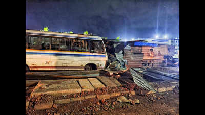 Drunk driver rams pvt bus into huts at Verna, kills four