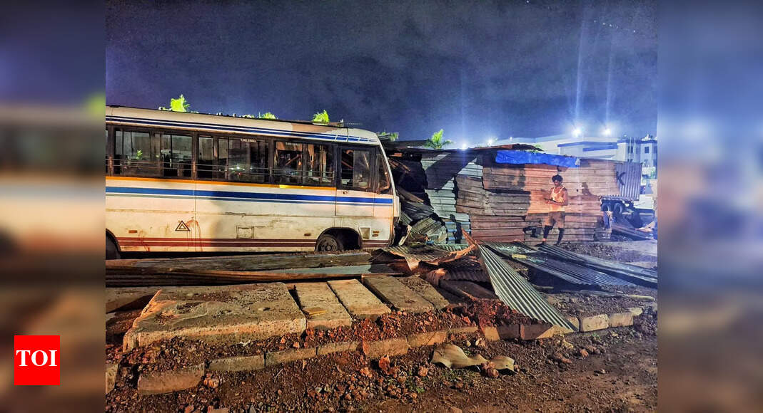 Drunk driver rams pvt bus into huts at Verna, kills four | Goa News ...