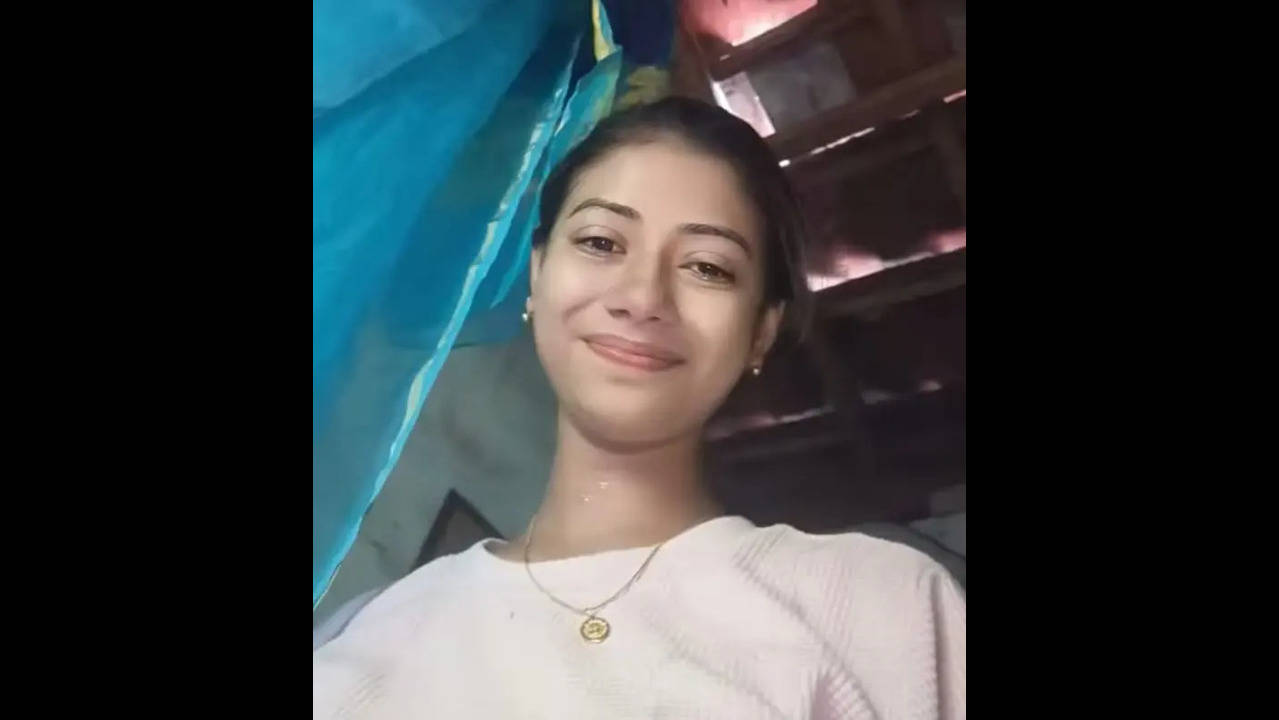 Suicide: Girl hangs herself after posting photo on social media | Kolkata  News - Times of India