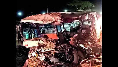 12 devotees dead as truck overturns on bus in Shahjahanpur