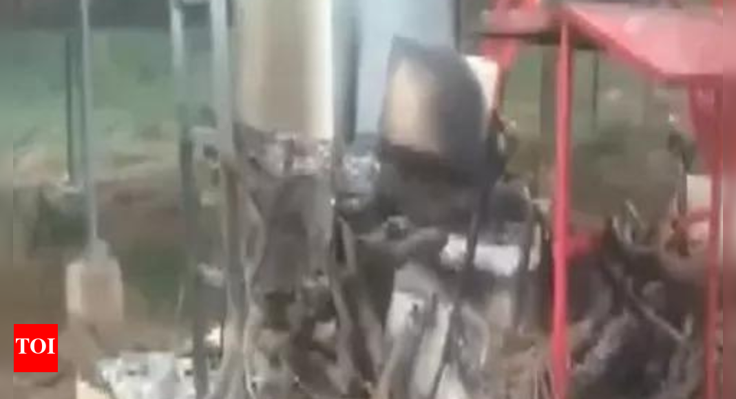 Chhattisgarh: Naxals torch two under-construction mobile towers in Narayanpur | India News - Vimarsana News