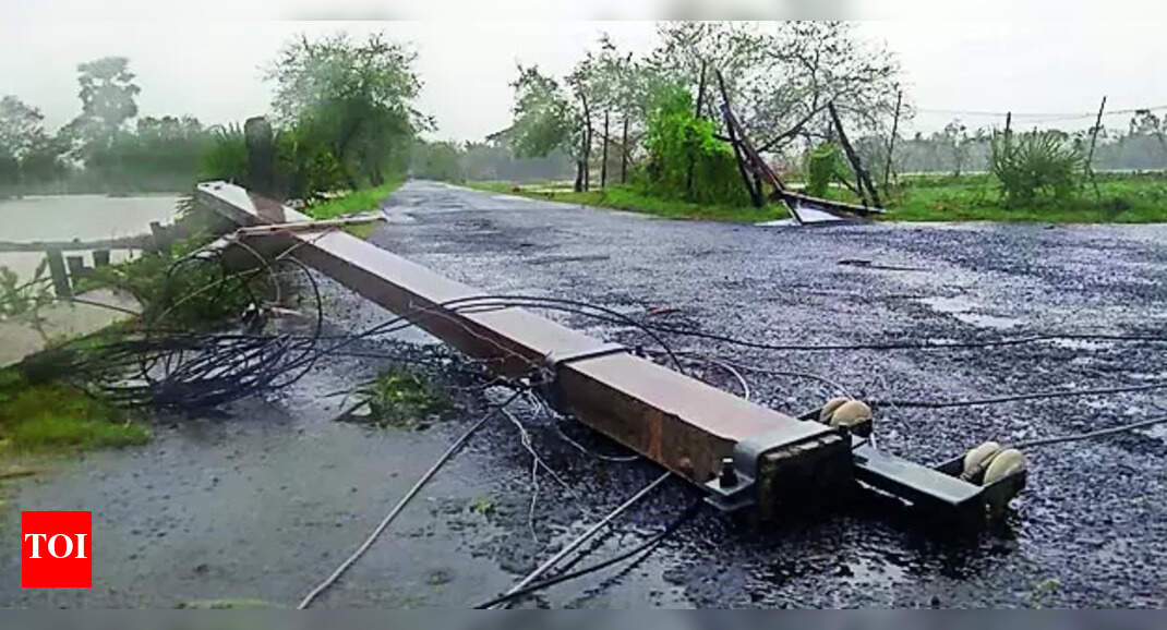 Cyclone: Cyclone snaps internet, power lines | Kolkata News - Times of ...