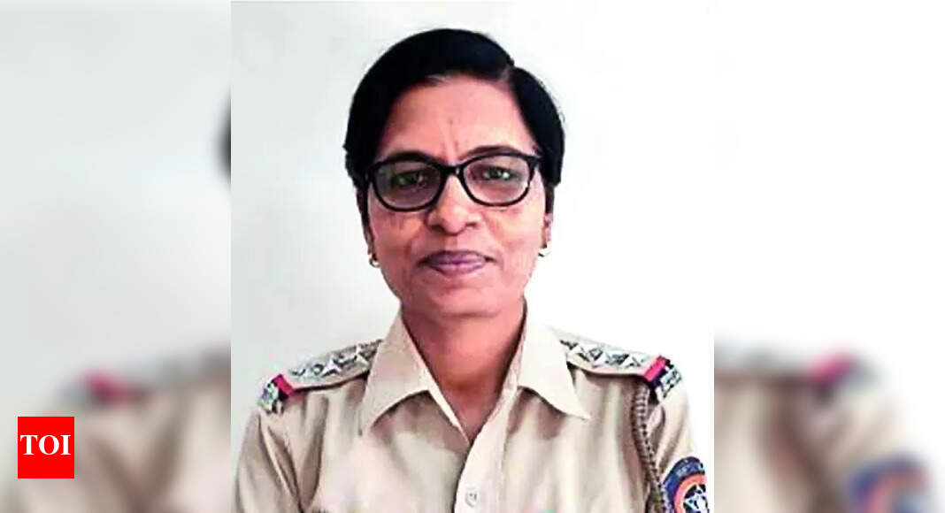 Mount Everest: Woman Inspector from Maharashtra Police Academy Scales ...
