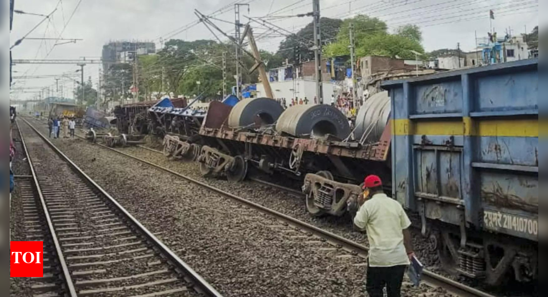Goods train derails near Mumbai | India News - Vimarsana News