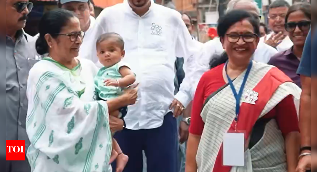 West Bengal CM Mamata Banerjee holds two roadshows in a day, walks nine km | India News - Vimarsana News