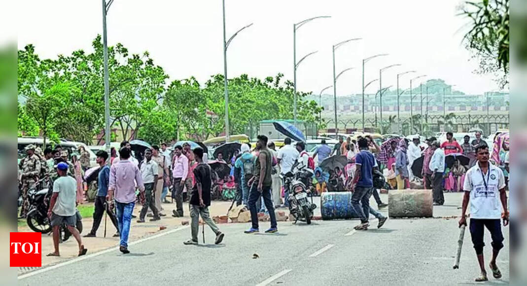 Sarna Sthal: Tribals block airport road over razed Sarna Sthal, flyers walk | Ranchi News - Vimarsana News