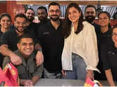 Anushka-Virat pose with fans on a dinner outing