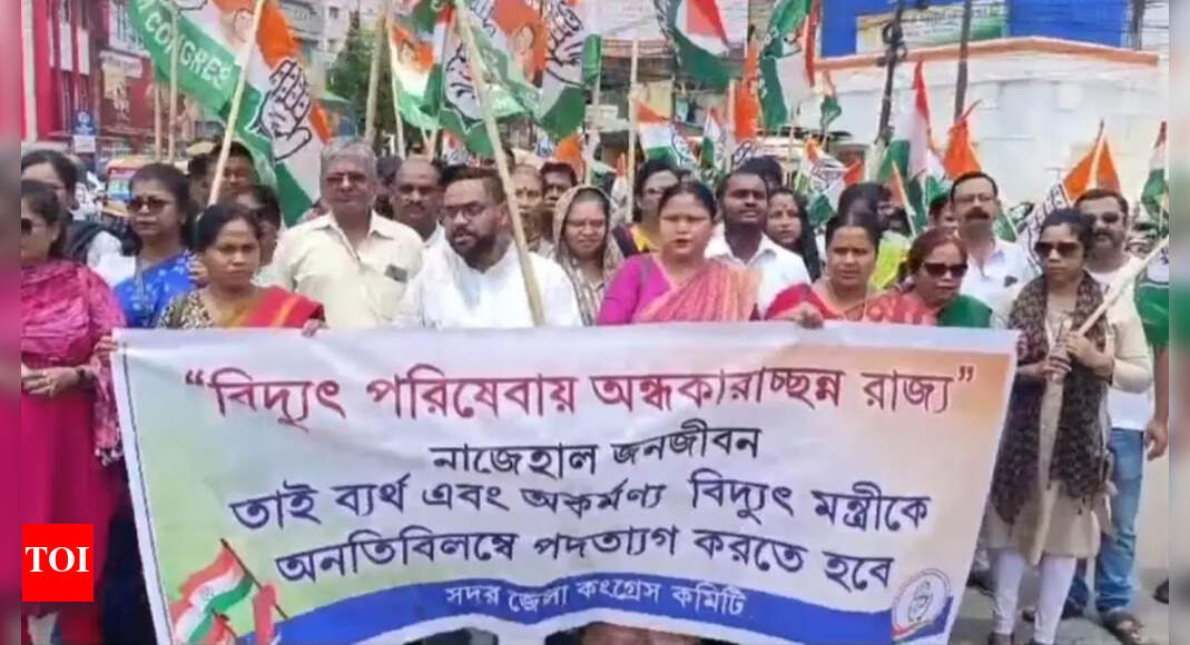 Tripura lawyers demonstrate on Agartala street protesting power cuts in courts for two days | Agartala News - Vimarsana News