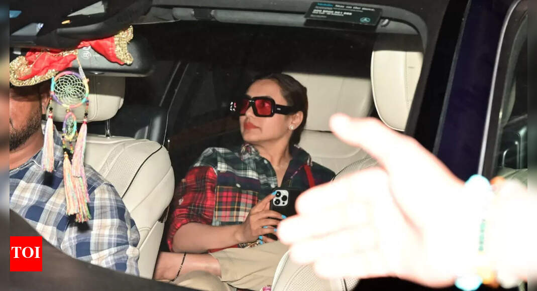 Amid reports of 'Nayak 2', Rani Mukerji spotted and snapped visiting Anil Kapoor at his residence - See photos | Hindi Movie News - Vimarsana News