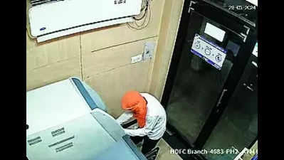 Caught on cam, failed bid to break into Berasia ATM