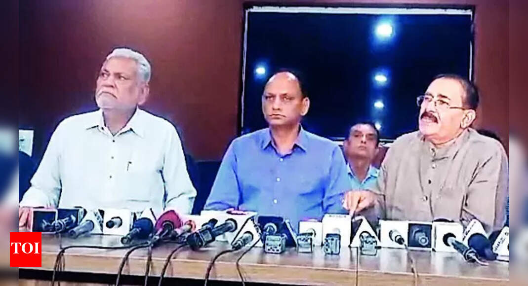 BJP Functionaries: BJP leaders leave press conference when questioned about tragedy | Rajkot News - Vimarsana News