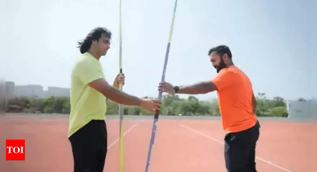 'Ho jayega': Neeraj encourages as Karthik tries javelin throw - Watch