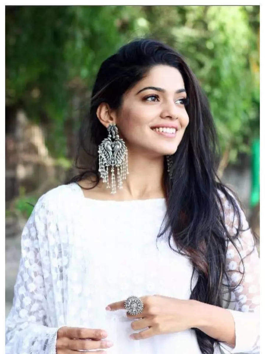 Pooja Sawant's Stunning Looks | Times of India