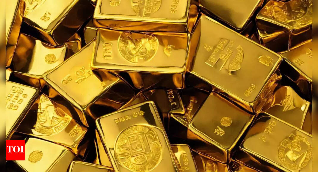 Gold holds steady as focus turns to US economic data - Times of India