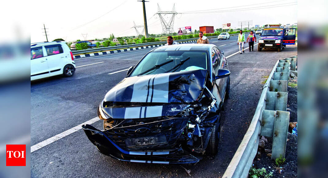 Eeco Car Overturns: 13-year-old girl dies in car accident on Delhi ...