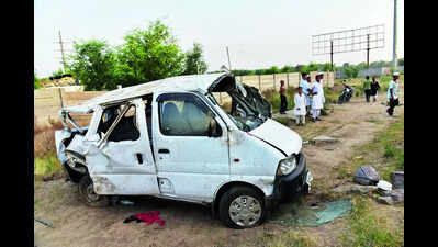 Hit by car from behind, van skids off DME, girl (13) dies