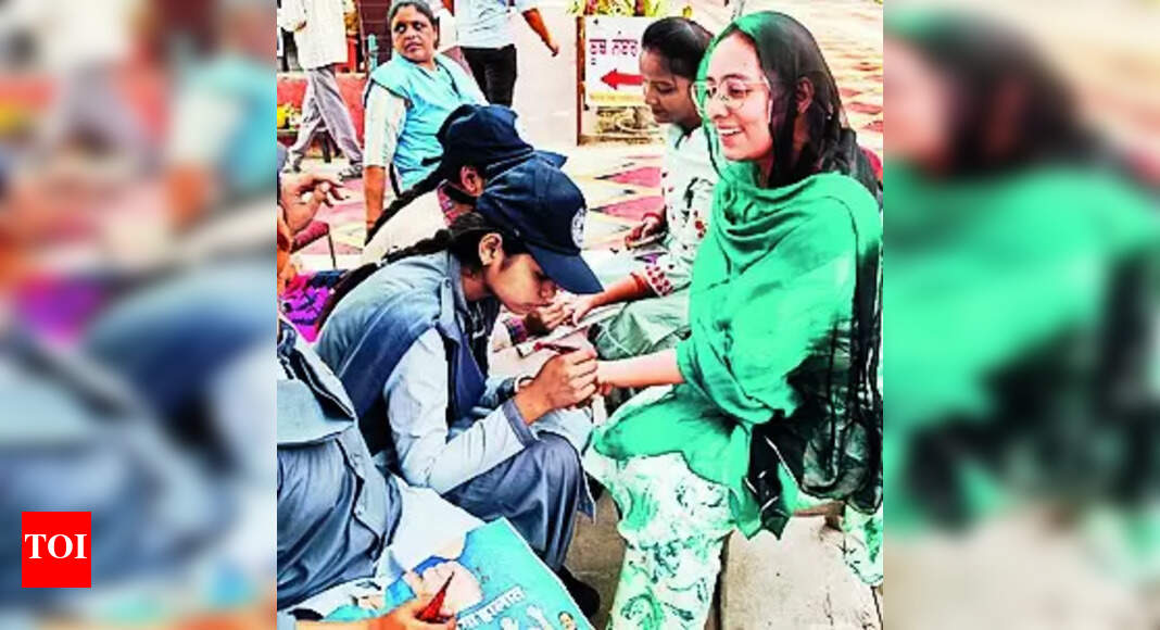 Pink Sofas: Pink sofas, rangolis and green carpets: Voters celebrate festival of democracy despite heat | Ludhiana News - Vimarsana News