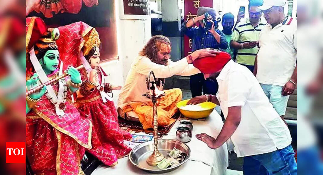 Election Controversy: Controversy Erupts Over Candidates Having Tea at Opponent's House | Ludhiana News - Vimarsana News