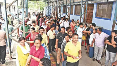 Lok Sabha polls: Kolkata turnout takes a hit over weather-EVM snag combo