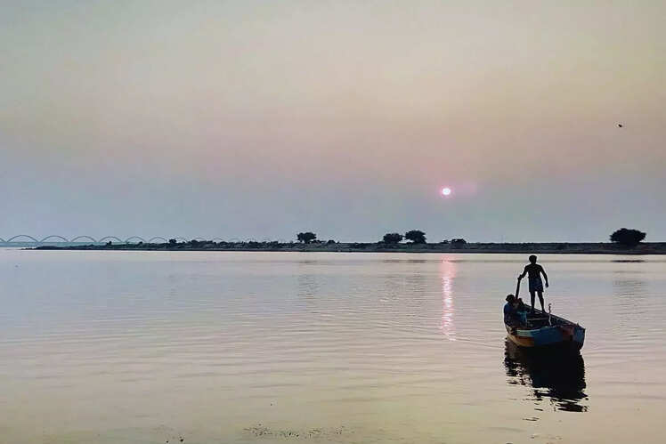 Godavari River (1465 kilometers)