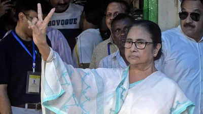 In neighbours’ company, CM Mamata Banerjee flashes victory sign