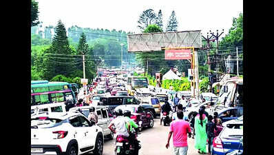 Tourist influx chokes Yercaud