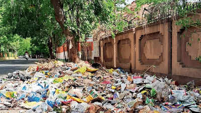 This road is now a dumpsite for waste collected from Ghaziabad’s houses & hotels