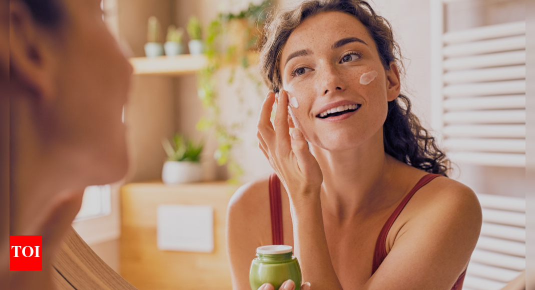 Moisturizer for Oily Skin: Must Have Options For Hydration Without A Sticky Feeling | - Vimarsana News