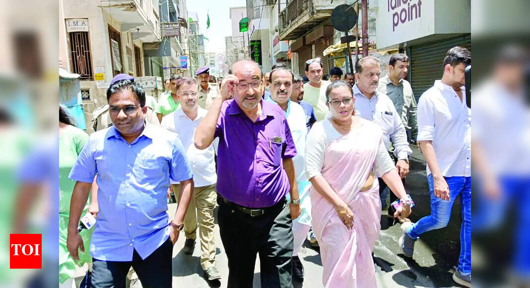Sardar Bhavan Lane Vadodara: Some shops allowed to open in Sardar Bhavan lane | Vadodara News - Vimarsana News