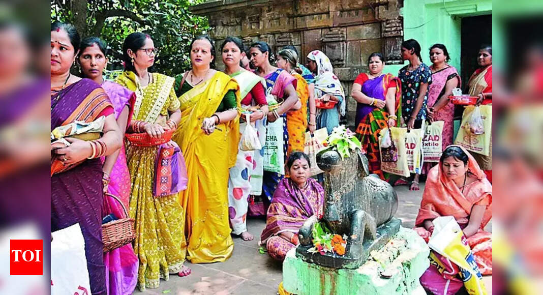 Savitri Brata: Women throng temples to pray for their husbands on Savitri Brata | Bhubaneswar News - Vimarsana News