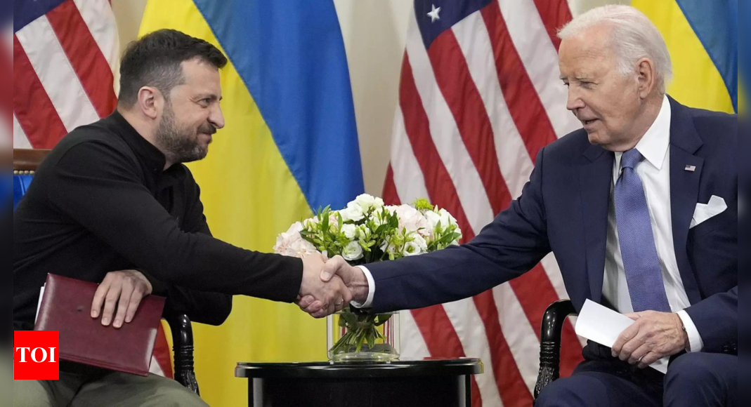 Biden apologizes to Zelenskyy for monthslong congressional holdup to weapons that let Russia gain – Times of India