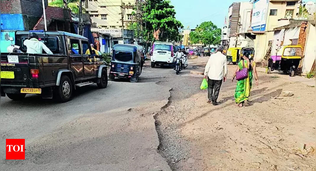Vivekananda Marga: Incomplete Vivekananda Marga in Hubballi Left Unfinished, Causing Difficulties for Motorists | Hubballi News - Vimarsana News