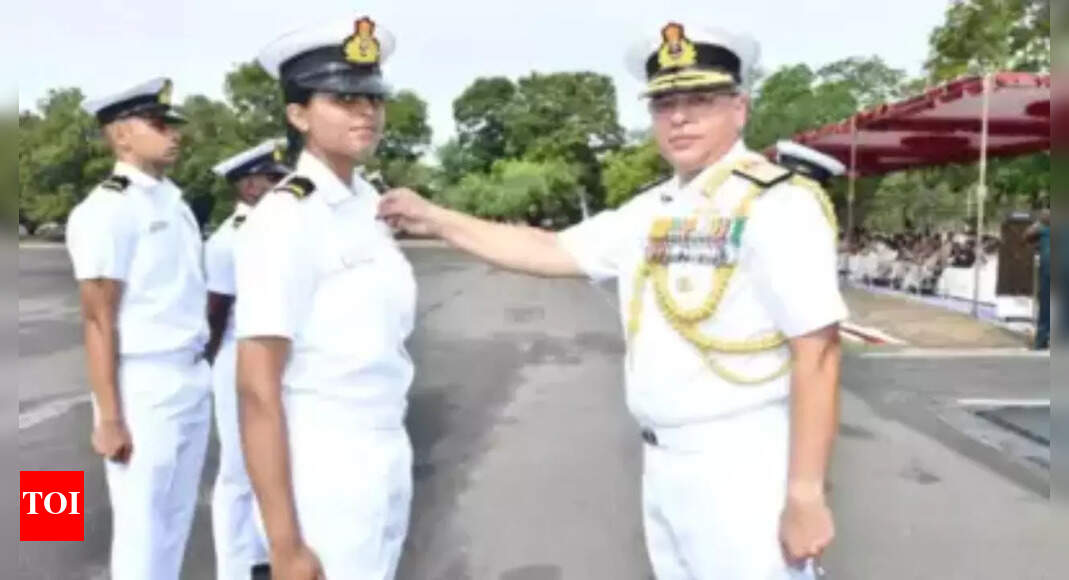Sub-Lt Anamika Rajeev is Navy's first woman helicopter pilot | India News - Vimarsana News