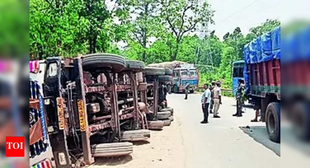 Truck Accident: Traffic Disruption in Simdega due to Overturned and Broken Down Trucks | Ranchi News - Vimarsana News