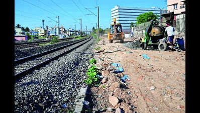 Kilambakkam railway station unable to accommodate express trains