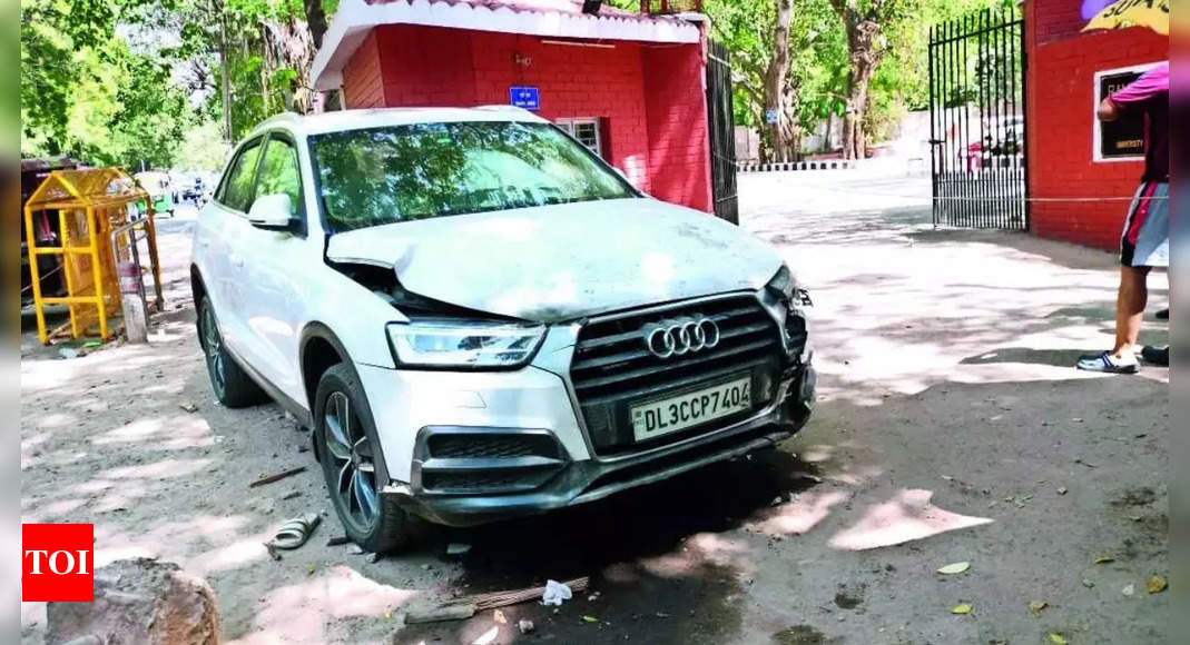 Speeding Audi crashes into DU footpath, 1 dead | Delhi News - Times of ...