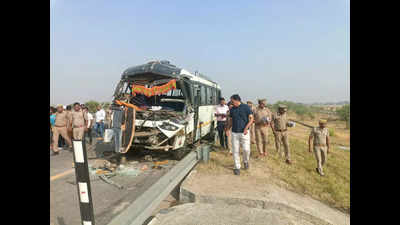 Four killed, 28 injured as bus of pilgrims collides with truck in Uttar Pradesh