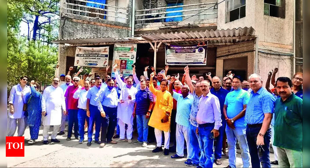 Power Cuts: 'Every 10 mins': Power cuts trigger stir at SDO's office | Noida News - Vimarsana News